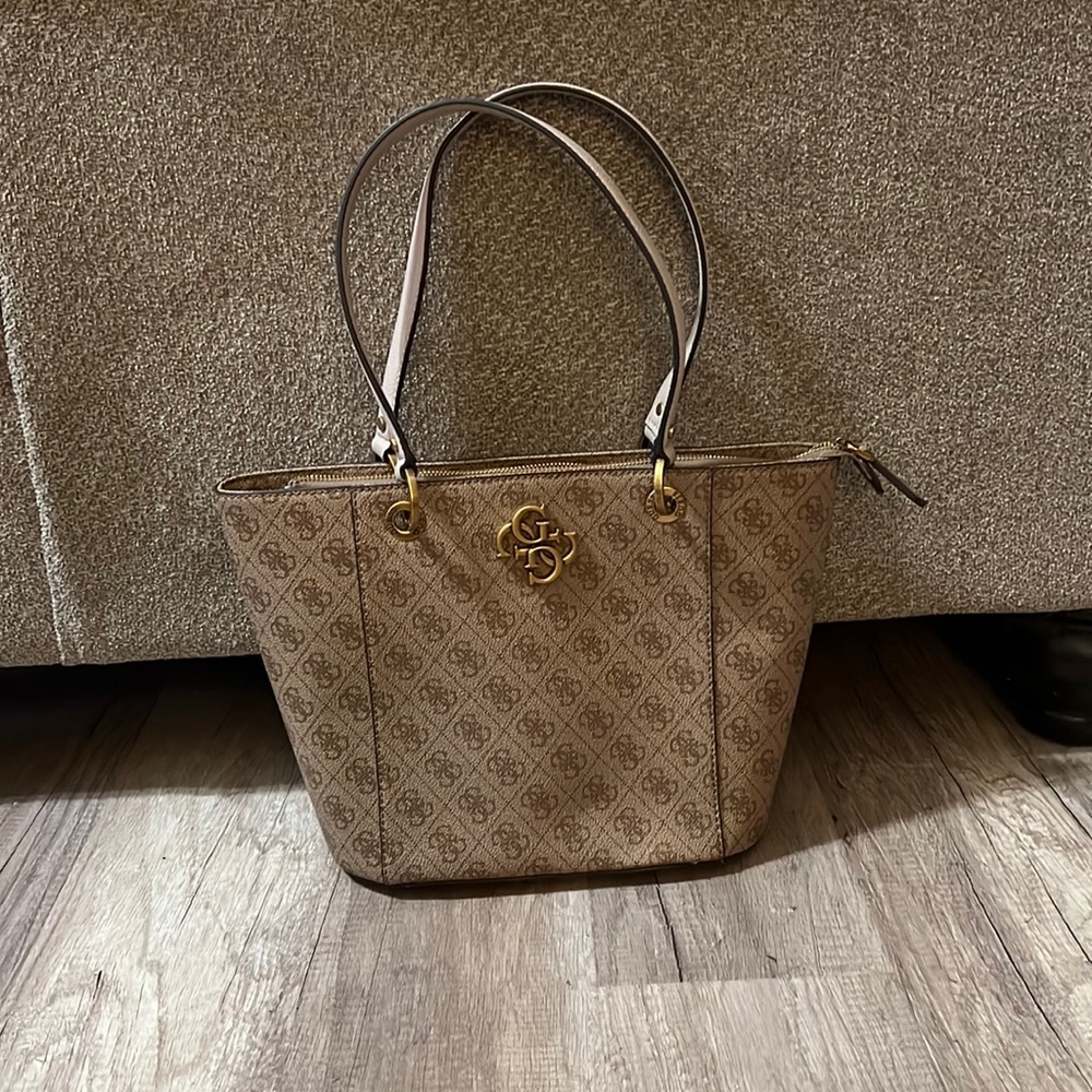 Brand Used, 1 interior zipper pocket; 3 interior slide pockets